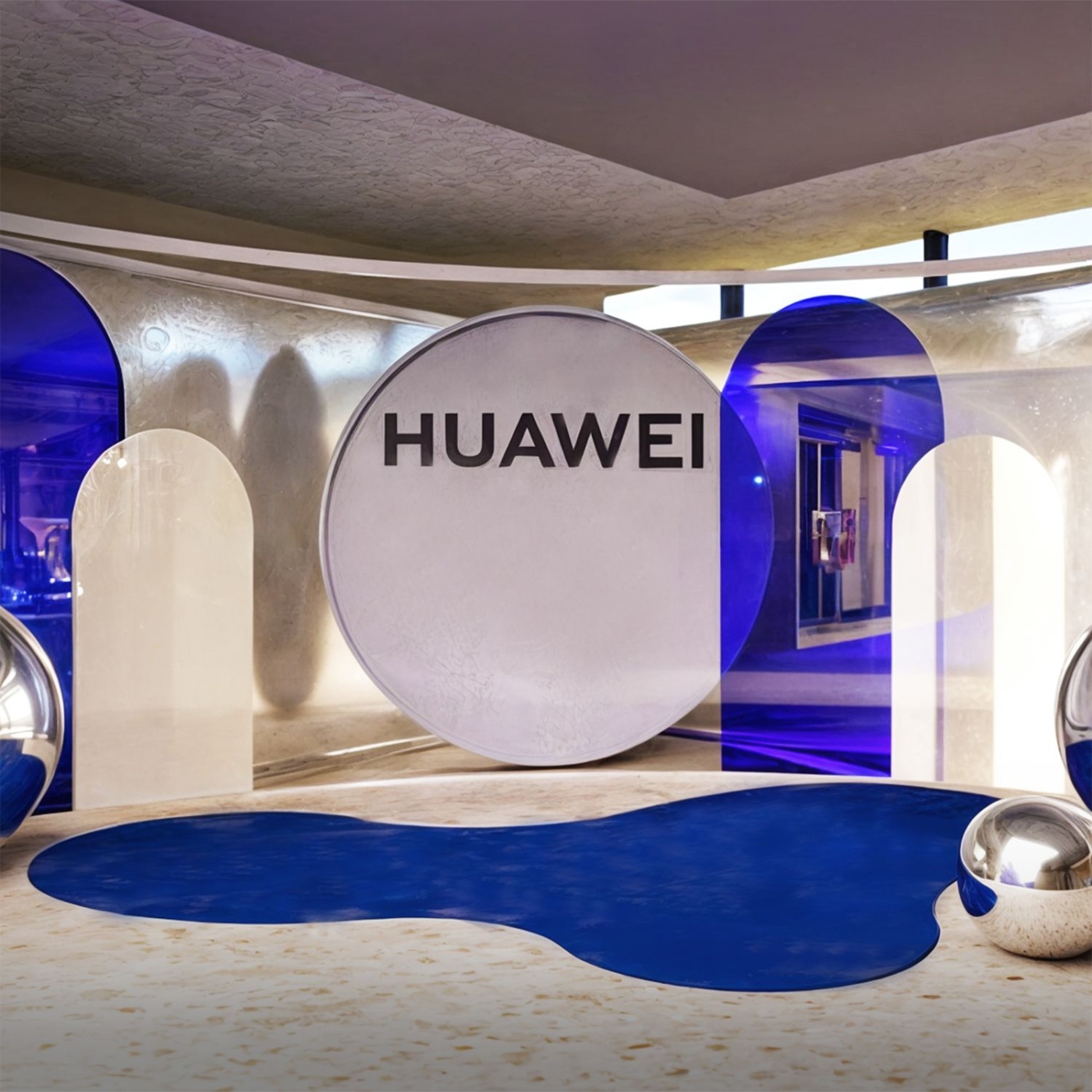 HUAWEI & <br>LAUNCH EVENT